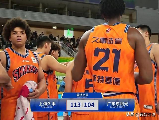 必赢体育-无解双塔！洛夫顿白边狂轰45+19+11打爆广东禁区 杜锋多次无奈摇头
